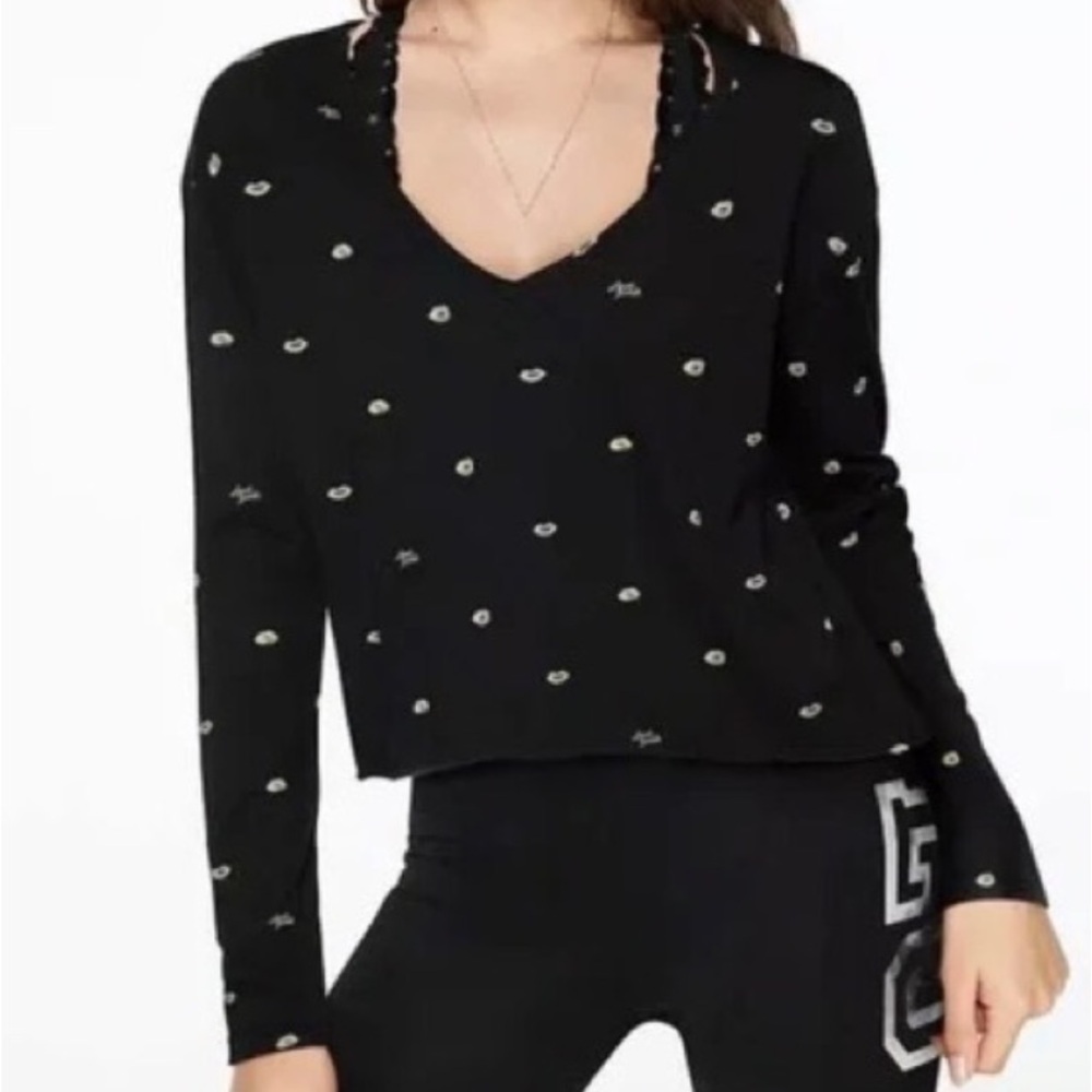 PINK VICTORIA’S SECRET LONG SLEEVE LIPS 👄 T-Shirt